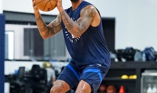 开练&amp;期待新赛季！独行侠官方晒新援拉塞尔多张训练照