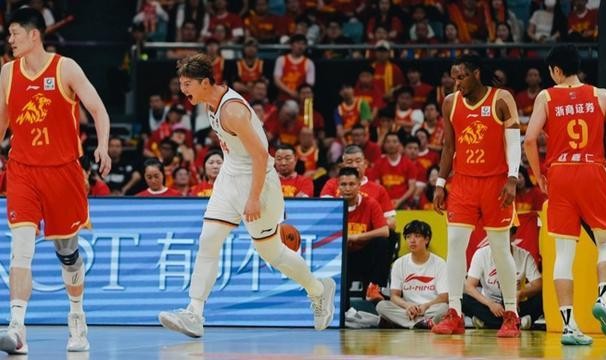 铭记场面｜篮板制胜，总决赛第三场上海男篮再下一城！